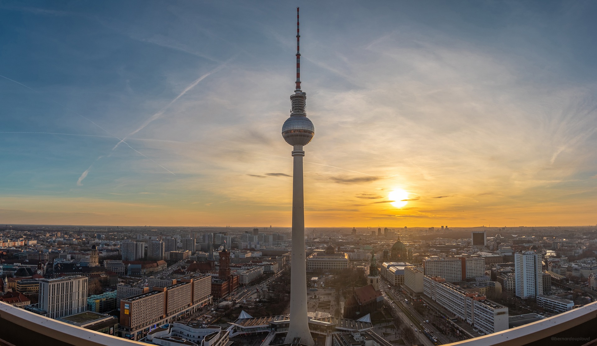 Günstiges Hotel Berlin Zentrum Fernsehturm Fernsehturm Berlin bei Sonnenuntergang - günstiges Hotel in Berlin Zentrum finden